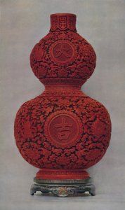 1928年のフラットラッカースタンド付きオリーブグリーンの地面に刻まれた赤いラッカーの花瓶 作： Unbekannt