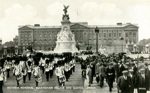 ビクトリア記念碑、バッキンガム宮殿と警備員、ロンドン、1930年代。 作： Unbekannt