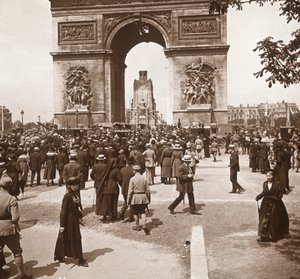 勝利のお祝い、1919年7月、フランス、パリの凱旋門の民間人。 作： Unbekannt