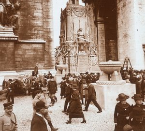 勝利のお祝い、1919年7月、フランス、パリの凱旋門での民間人 作： Unbekannt