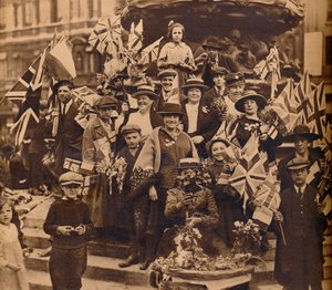 エロス、ピカデリー、ロンドン、1918年、1938年の下の勝利のお祝い