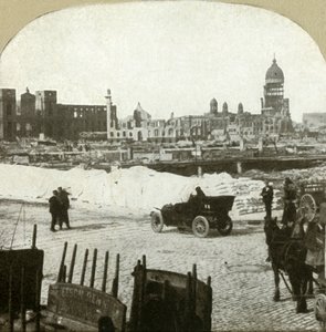 1906年、モールダースクールの配給所からの眺め。歩道にたくさんの小麦粉が見える。 作： Unbekannt