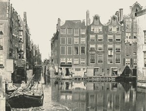 主要な運河の1つ、アムステルダム、オランダ、1895年の眺め。 作： Unbekannt