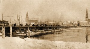 ラトヴィア、リガのドウィナ川にかかる浮橋の眺め。1915年(写真) 作： Unbekannt