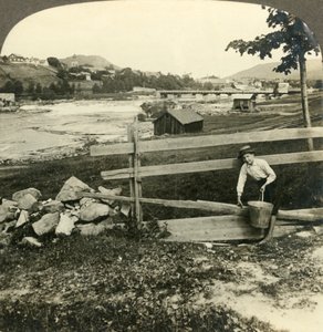 ノルウェーのラーゲンの急流の横にある村の教会とコングスベルグの家、c1905。 作： Unbekannt
