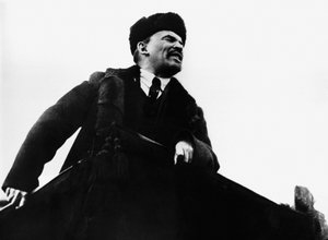 ロシアのボルシェビキ革命指導者、ウラジミールイリッヒレーニン、演壇から語る1917 作： Unbekannt