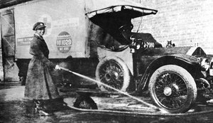 ボランティアのイギリス人女性ドライバーが救急車を洗う、ケンブリッジ、第一次世界大戦、1915 作： Unbekannt