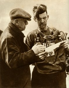 1935年、ウェールズのグレスフォード炭鉱災害で遺体を回収するボランティア。 作： Unbekannt