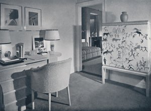 W.＆J.スローン。天然オーク材の机、tの手織りのカバーを示す写真家の趣味の部屋 作： Unbekannt