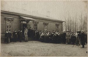 1910年11月20日、1910年、アスタポボ駅でレオ・トルストイズ遺体の撤去を待っている 作： Unbekannt