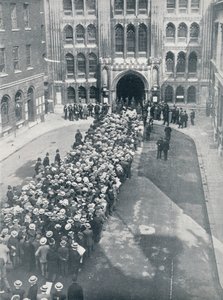 1914年、アスキス氏の最初の武器の大会議のためにギルドホールに入るのを待っている