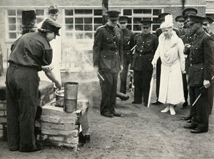 ATSの女の子が職場で見ている...アルダーショットの陸軍料理学校、1941年、c1941。 作： Unbekannt