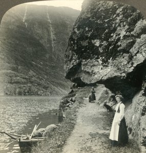 ノルウェー、ネロフィヨルドの海域の突き出た崖の下で道路が忍び寄る場所、c1905。 作： Unbekannt