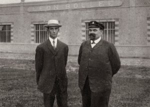 アメリカの飛行士、ウィルバーライトとフランスの発明家で自動車メーカーのレオンボリー、1908年 作： Unbekannt