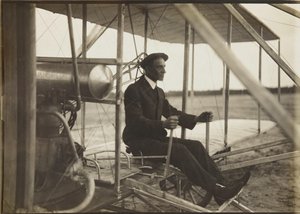 フライヤーを手にするウィルバー・ライト（1908年