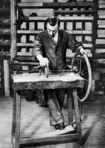 スプリングロック用のスプリングに巻かれたワイヤー、ロンドン、1926-1927 作： Unbekannt