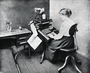 モノタイプキーボードの女性オペレーター、1917年 作： Unbekannt