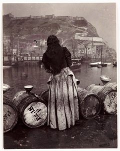 女性と樽、ウィットビー港、1905年頃 作： Unbekannt