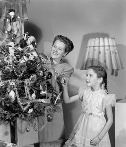 クリスマスツリーの飾り付けをする女性と少女（1948年頃 作： Unbekannt
