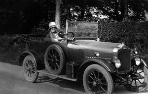 車を運転する女性、1930