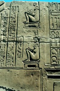出産用椅子の女性、Kawm Umbuの古代エジプトの石灰岩のレリーフ