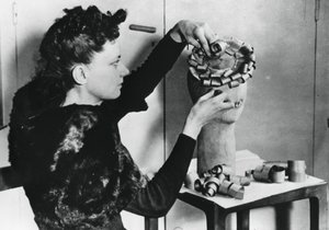 木の削りくずから帽子を作る女性、ドイツ占領下のフランス、1941年4月 作： Unbekannt