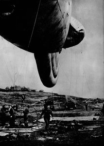 1943年の弾幕気球を扱うWAAFの女性 作： Unbekannt
