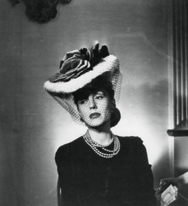 1943年フランスのファッションデザイナー、ジャックファスの帽子とベールを身に着けた女性 作： Unbekannt