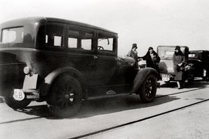 女性と駐車中の車、1930