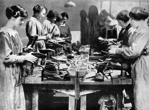 戦争の努力のために靴を修理している女性の靴屋、1914-1918 1936 作： Unbekannt