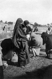 1917〜1919年、イラクのバグダッドのチグリス川で水を集めている女性 作： Unbekannt
