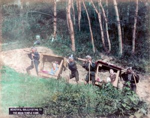 摩耶山月面寺院、神戸、日本を訪問する手籠の女性 作： Unbekannt