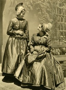 伝統衣装の女性、ロウアーオーストリア、c1935。 作： Unbekannt