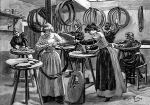 フランスの自転車用空気入りタイヤを製造する女性、1896年 作： Unbekannt