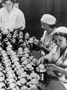 献血された血のフラスコを封印している女性、第二次世界大戦、モスクワ、1941 作： Unbekannt