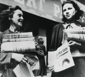 ドイツの新聞を売る女性、ドイツ占領下のパリ、1940年7月19日 作： Unbekannt