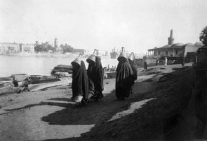 女性の水運搬船、チグリス川、バグダッド、イラク、1917年〜1919年 作： Unbekannt