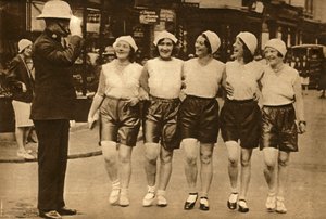 1930年、1933年、ショーツを着た女性。