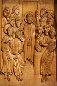 イエス・キリストを描いた木製の彫刻がパリに結ばれている フランス