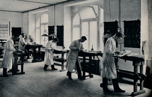 ドイツのフレンスブルクにある工芸技術学校のワークショップ。 c1908 作： Unbekannt