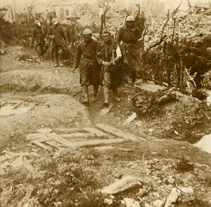1916年北フランス、ベルダンのシャトーデスネスに到着した負傷したフランスの歩兵 作： Unbekannt
