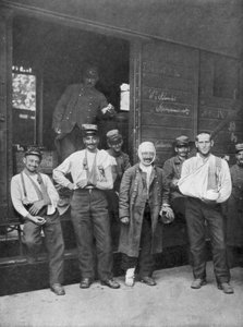 1914年に電車で病院に行く途中で負傷したフランスの兵士 作： Unbekannt
