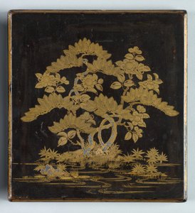 松、椿、竹のふたのデザインが入ったライティングボックス鈴箱。1400年代。 作： Unbekannt