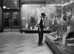 ウィンドウショッピングをする若い男性（アメリカ、1941年頃）（モノクロ写真 作： Unbekannt