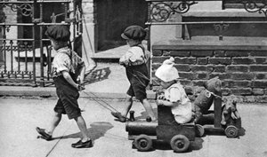 路上で遊ぶ幼児、ロンドン、1926-1927 作： Unbekannt