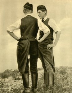 伝統的な衣装の若い男性、ブルゲンラント、オーストリア、c1935。 作： Unbekannt