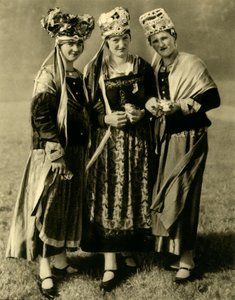伝統的な衣装を着た若い女性、シュタイアーマルク州、オーストリア、c1935。 作： Unbekannt