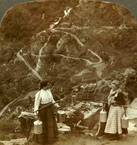 有名なGrjotlid道路のジグザグ-ノルウェー、マロクの近くの道沿いの山のミルクメイドc1905。 作： Unbekannt