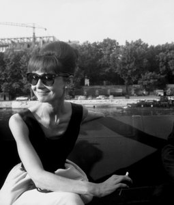 女優「オードリーヘップバーン」、セット映画「パリのときのパリ」1962年7月13日 作： Unbekannt Unbekannt