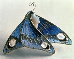 蝶の形のアールヌーボーペンダント、1900年頃（エナメルと石鹸）